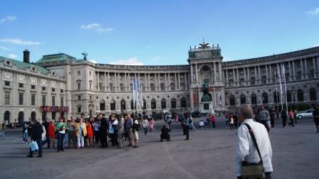 vor der Hofburg
